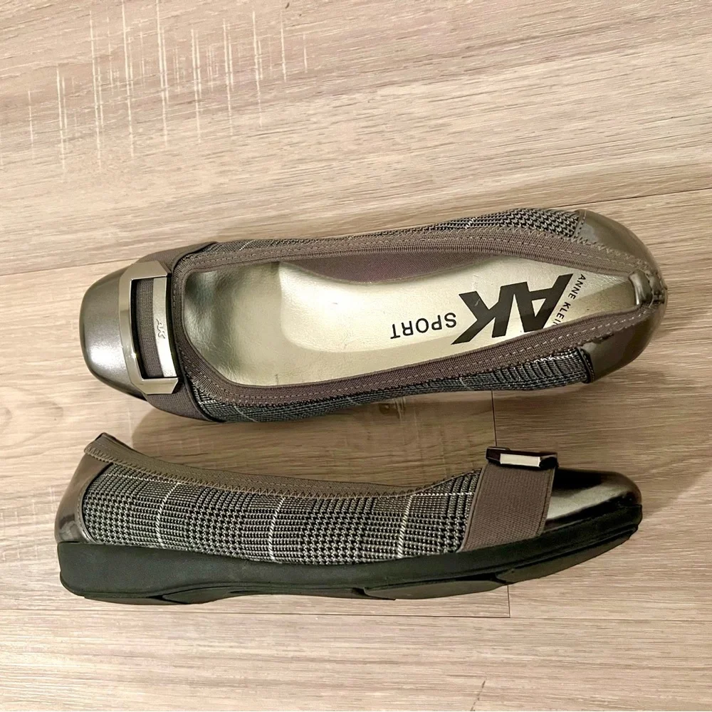 NWOT Anne Klein AK Sport Flats Women’s 7.5M Gray Textile Buckle Slip-On - Picture 3 of 7